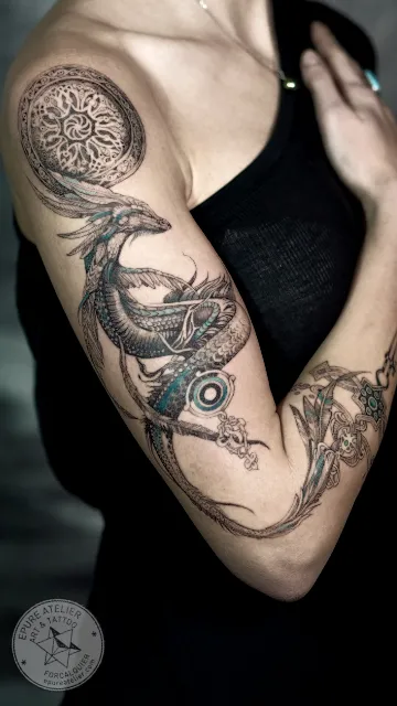 Tatouage créature mythique dragon-serpent avec symboles occultes