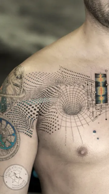 Tatouage dotwork vortex géométrique avec éléments de nombre d'or sur le torse